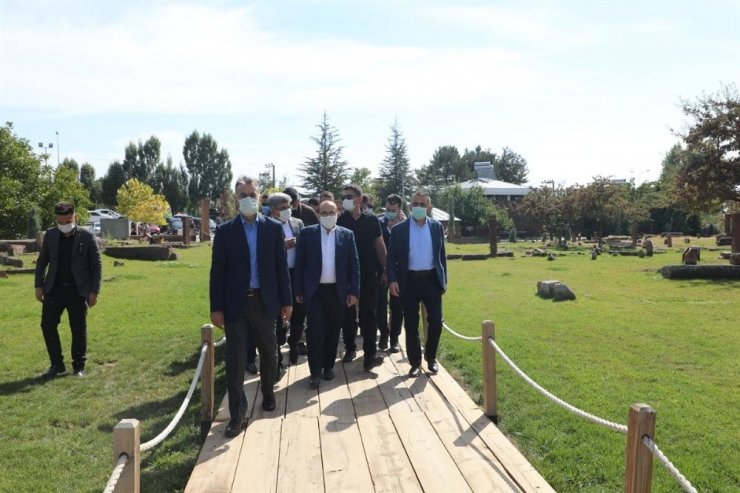 Vali Çağatay, Trabzon, Van ve Siirt Valilerine Selçuklu Mezarlığını gezdirdi