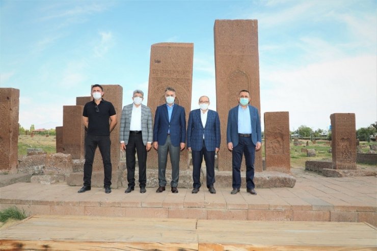 Vali Çağatay, Trabzon, Van ve Siirt Valilerine Selçuklu Mezarlığını gezdirdi