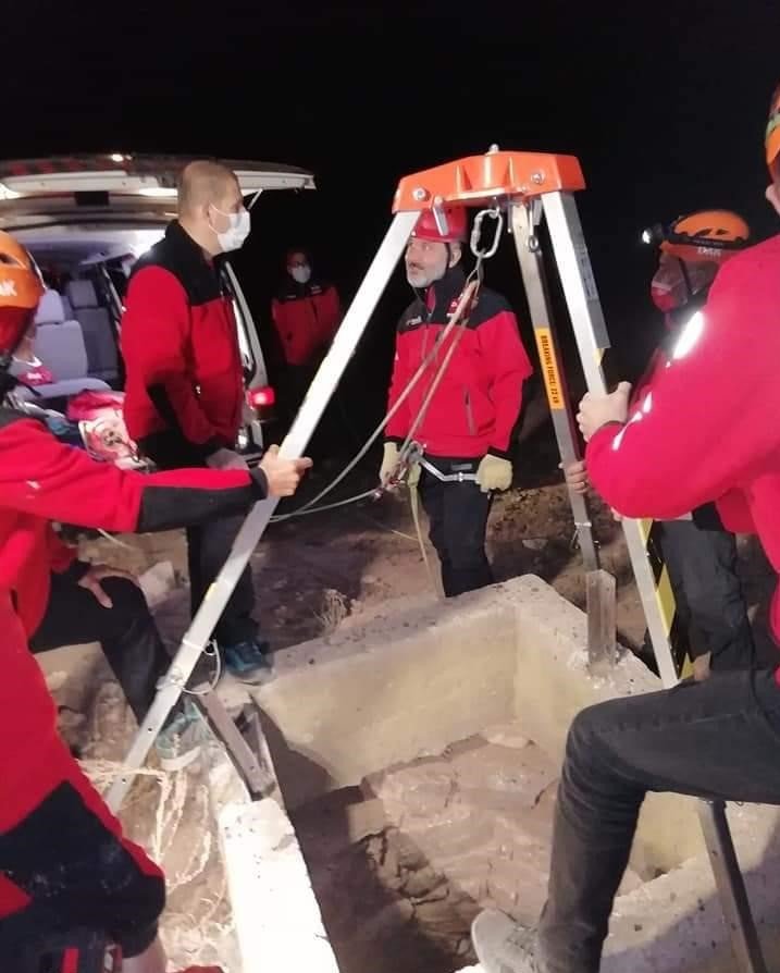 DAK kuyuda günlerdir mahsur alan yavru kediyi kurtardı