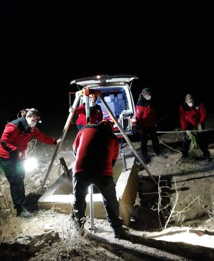 DAK kuyuda günlerdir mahsur alan yavru kediyi kurtardı