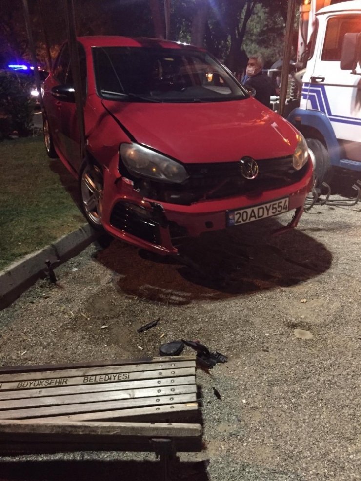 Alkollü sürücü çocuk parkına daldı, aracı bırakıp kaçtı