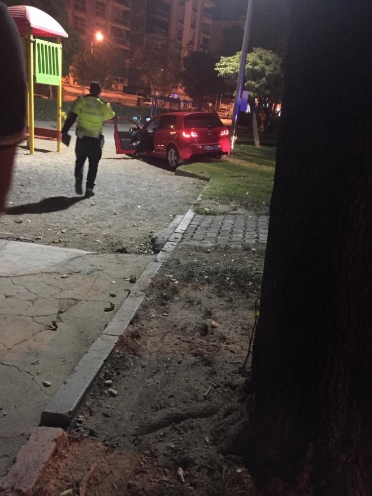 Alkollü sürücü çocuk parkına daldı, aracı bırakıp kaçtı