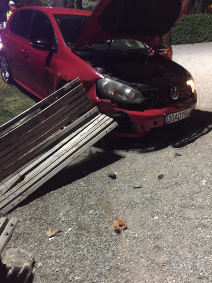 Alkollü sürücü çocuk parkına daldı, aracı bırakıp kaçtı