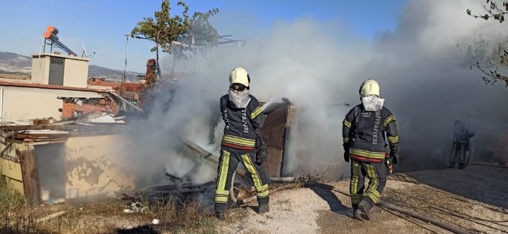 Denizli’de 2 ev yangından sonra kullanılmaz hale geldi