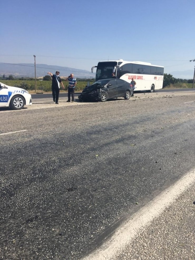 Karşı şeritlerden gelen araçlar kafa kafaya çarpıştı: 1’i ağır 3 yaralı