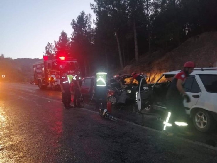 İki otomobil kafa kafaya çarpıştı: 1 ölü, 3 yaralı