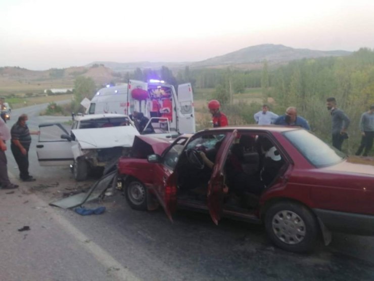 İki otomobil kafa kafaya çarpıştı: 1 ölü, 3 yaralı