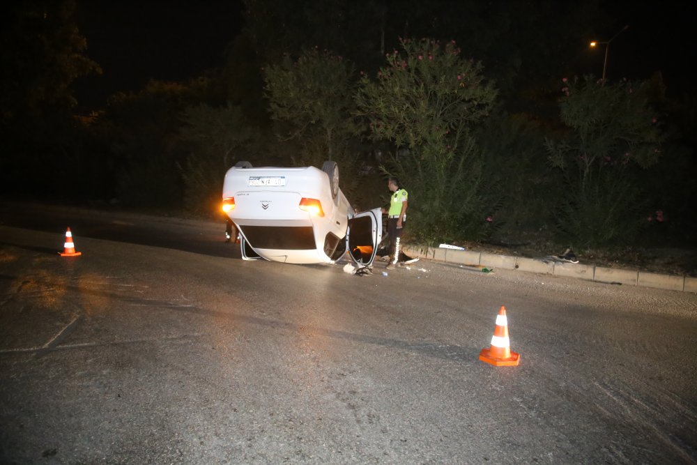 Devrilen otomobilini bırakıp gitti