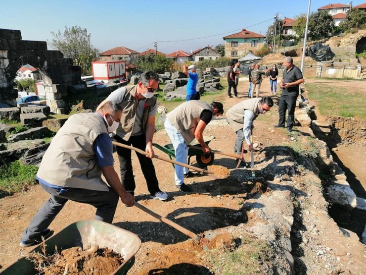 Düzce Doğa Koruma ve Milli Parklar Şube Müdürlüğü ekipleri kazı çalışması yaptı