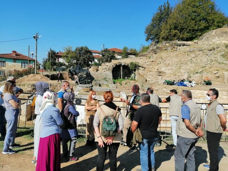 Düzce Doğa Koruma ve Milli Parklar Şube Müdürlüğü ekipleri kazı çalışması yaptı