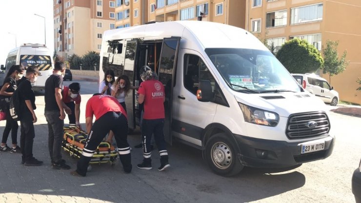 Elazığ’da minibüsten düşen kadın yaralandı