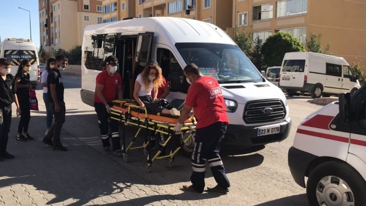 Elazığ’da minibüsten düşen kadın yaralandı