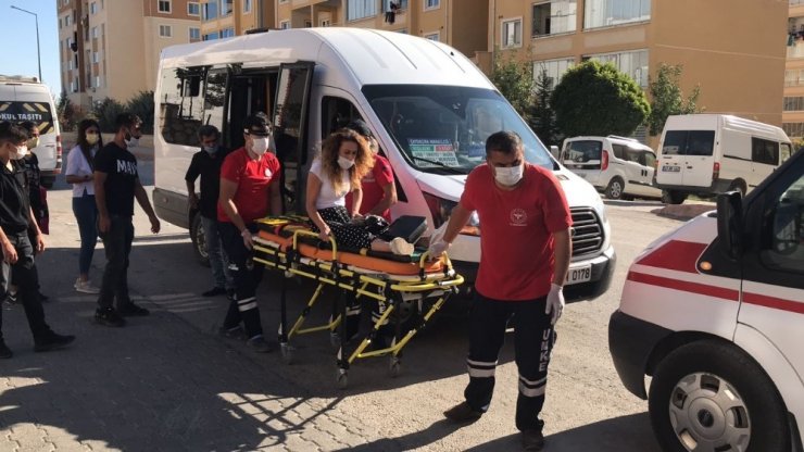 Elazığ’da minibüsten düşen kadın yaralandı