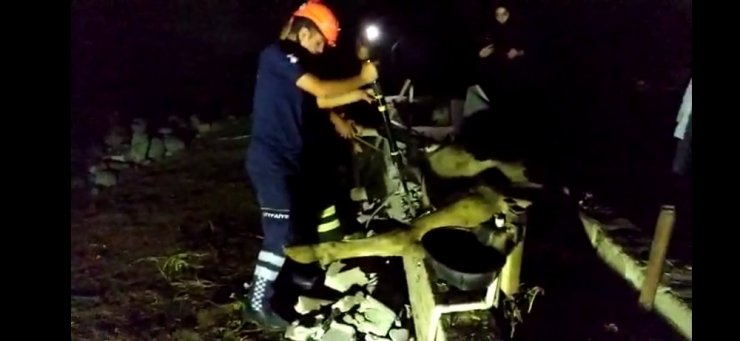 Kanala düşen ineği itfaiye kurtardı