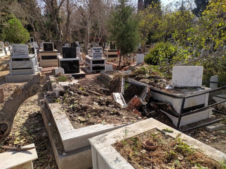 İzmir’de ilginç kaza: Aracıyla mezarlığa uçtu, 6 mezar zarar gördü