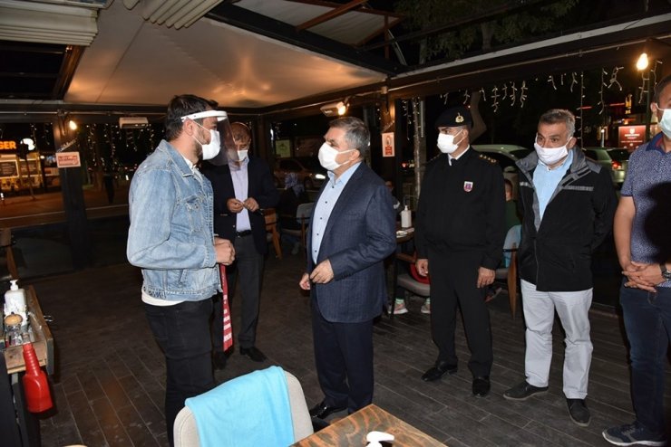 Karaman’da tedbirlere uyan işletmelere ‘Güvenilir’ yazılı flama