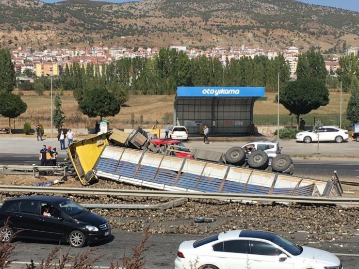 Pancar yüklü tır devrildi; 1 yaralı