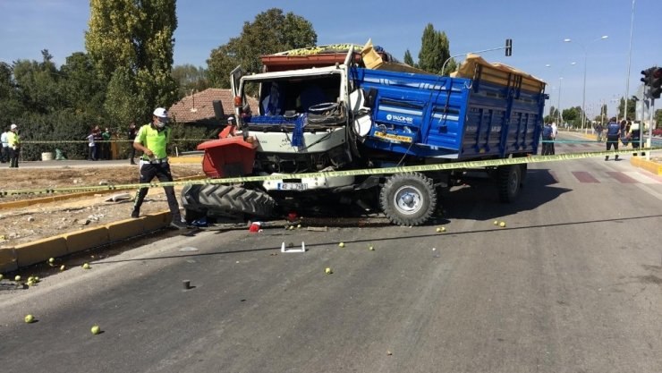 Traktör ile kamyon çarpıştı: 1 ölü, 2 yaralı