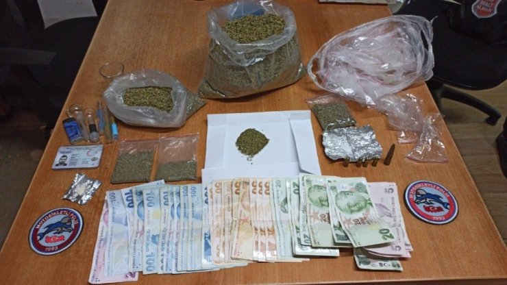 Polisin şüphe üzerine durdurduğu taksiden uyuşturucu çıktı