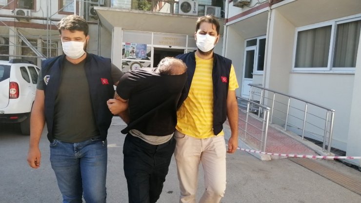 Vatandaşların ceplerini jiletle keserek hırsızlık yapan zanlı yakalandı