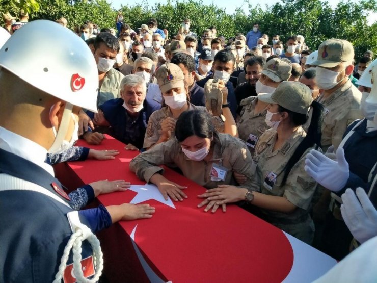 Şehit eşinin kamuflajını giydi