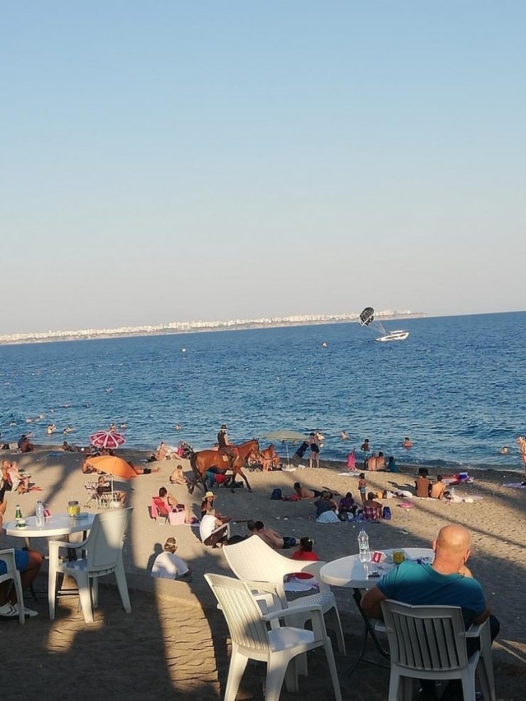 Atını denize süren kovboy, tatilcileri şaşkına çevirdi