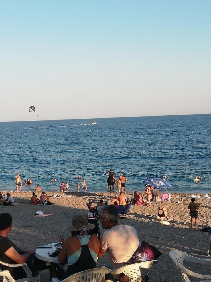 Atını denize süren kovboy, tatilcileri şaşkına çevirdi