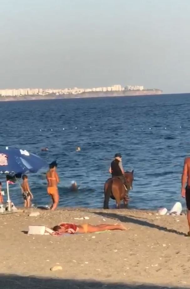 Atını denize süren kovboy, tatilcileri şaşkına çevirdi