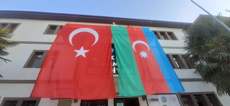 Belediye binasına dev Türk bayrağının yanına dev Azerbaycan bayrağı da asıldı