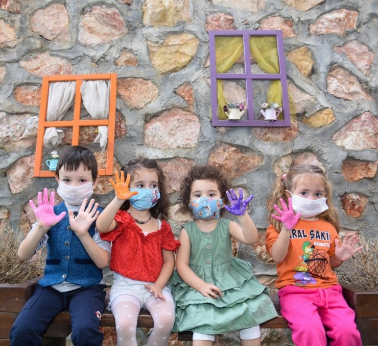 Şahin çiftinden 5 Ekim Dünya Çocuk Günü kapsamında miniklere ziyaret