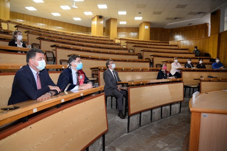 Tıp Fakültesi’nde ilk ders zili ‘online’ çaldı