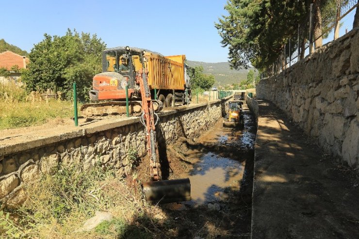 Sel baskınlarına karşı 2 bin 600 metrelik kanal temizlendi