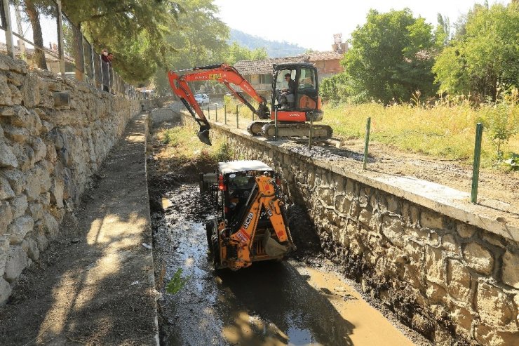 Sel baskınlarına karşı 2 bin 600 metrelik kanal temizlendi