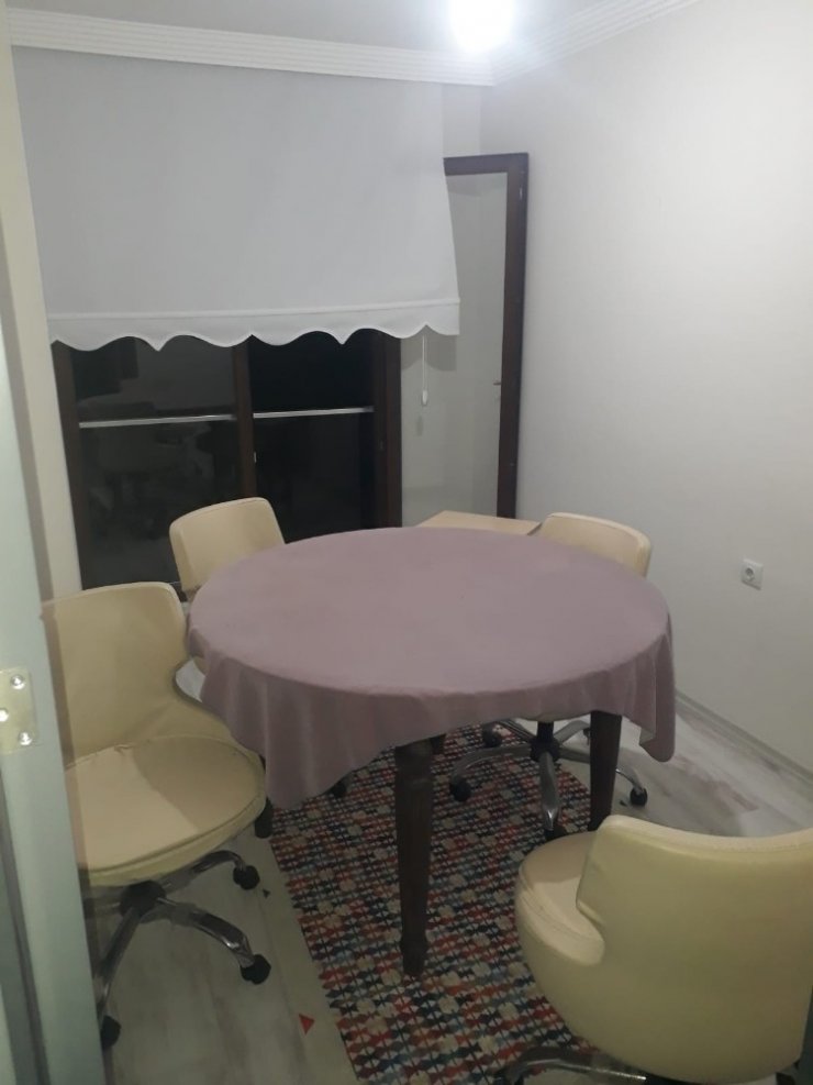 Kiraladıkları daireyi kumarhaneye çevirenler polis baskınında yakalandı