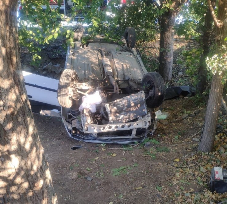 Elazığ’da otomobil bahçeye uçtu:1 ölü,2 yaralı