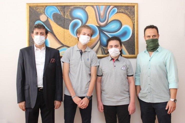 İngilizce okuma yarışmasında birinci ve ikinci Bursa Final’den