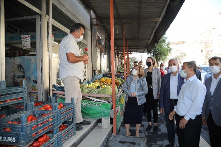 Başkan Şahin sıcak asfaltı tamamlanan caddeyi inceledi