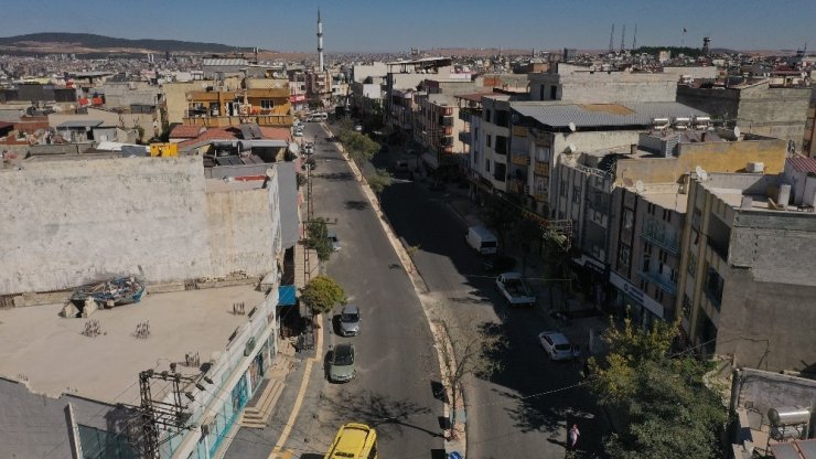 Başkan Şahin sıcak asfaltı tamamlanan caddeyi inceledi