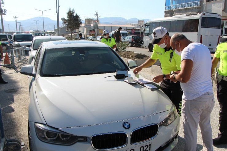 Trafikte asker eğlencesi yapan gruba ceza