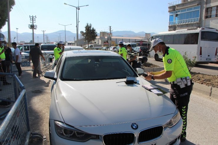 Trafikte asker eğlencesi yapan gruba ceza