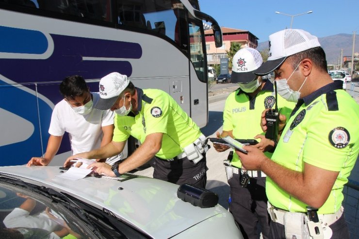Trafikte asker eğlencesi yapan gruba ceza