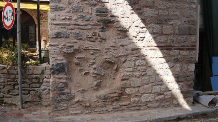 Tarihi kapıda gelişigüzel onarım