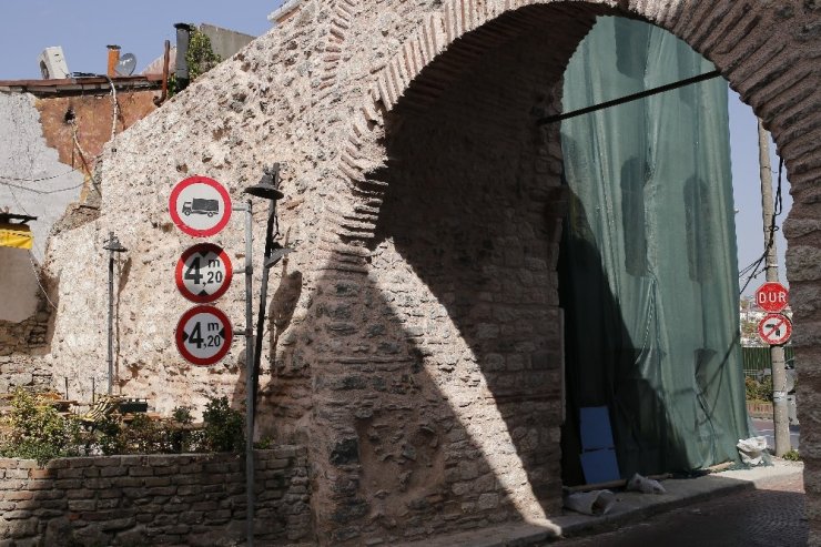 Tarihi kapıda gelişigüzel onarım