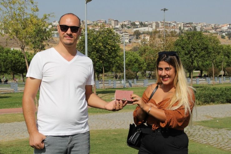 Kuryeden örnek davranış: Para dolu cüzdanı ve altınları sahibine teslim etti