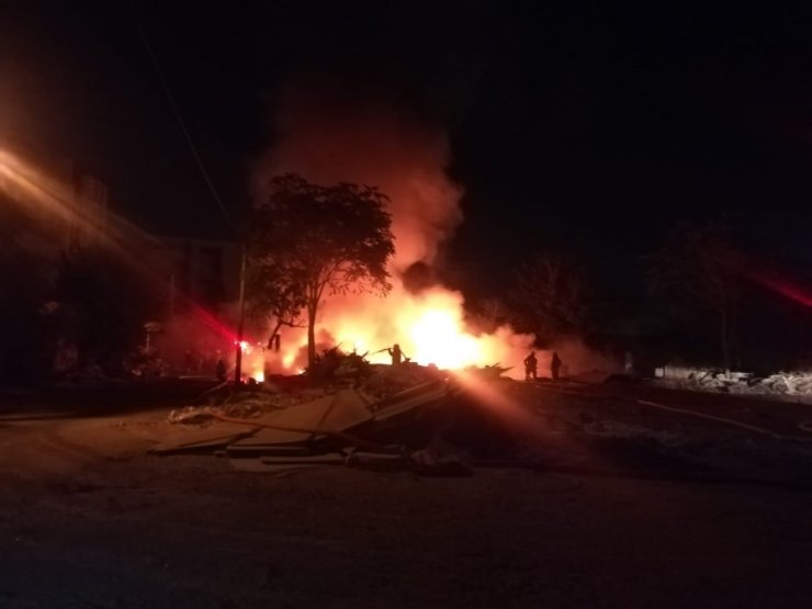 İzmir’de hurdalık alanda korkutan yangın