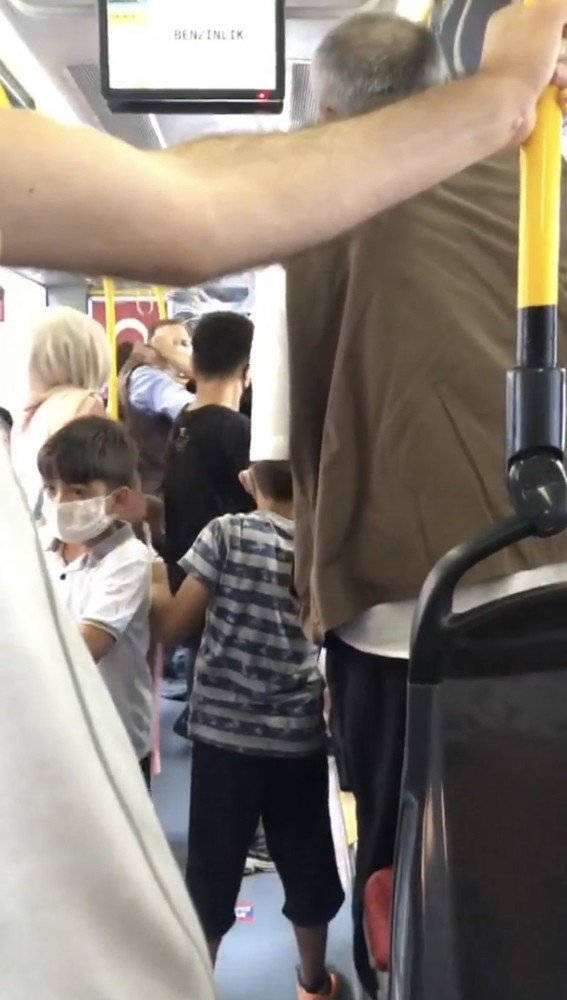 Kağıthane’de halk otobüsünde maskesini yarım takan yaşlı adama kadın tokat attı