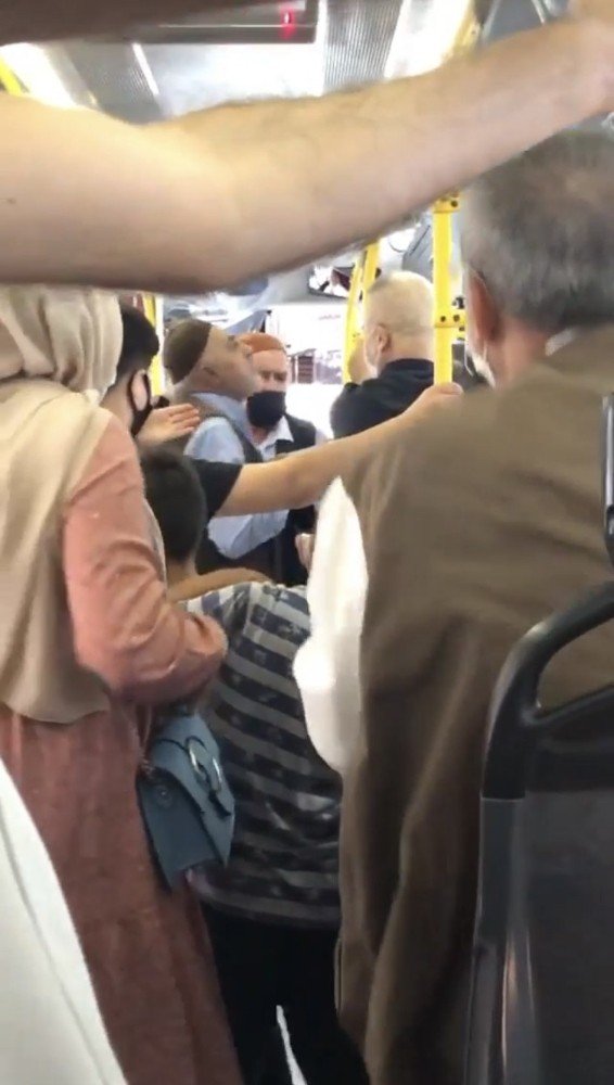 Kağıthane’de halk otobüsünde maskesini yarım takan yaşlı adama kadın tokat attı
