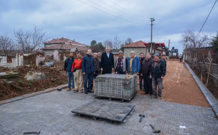 Karacabey’de parke taşı çalışmaları sürüyor