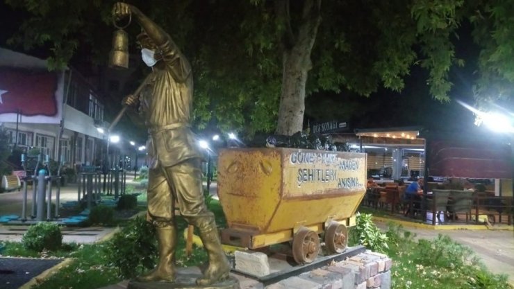 Madenci heykelinde maske mesajı