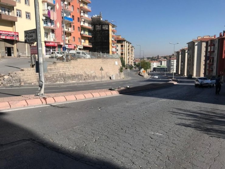 Otomobil aydınlatma direğine çarptı: 2 yaralı